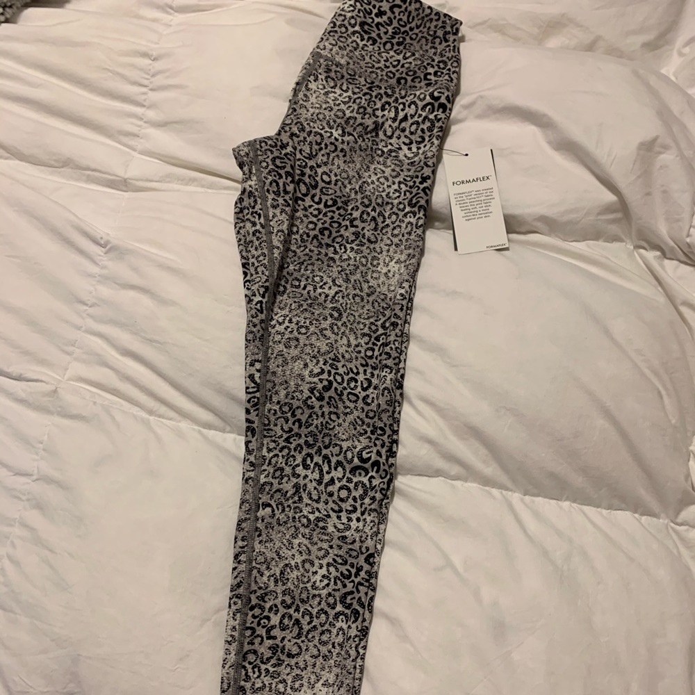 Glyder snow leopard leggings size XS/26 1/2 inseam